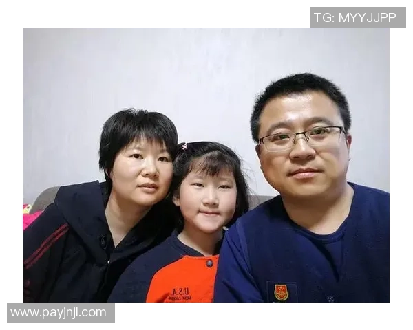 足球巨星温馨家庭合影展现场外亲情时刻