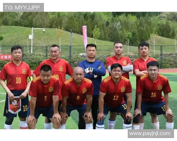 足球巨星赛场鼓掌瞬间展现体育精神与团队凝聚力量 足球巨星赛场鼓掌瞬间展现体育精神与团队凝聚力量